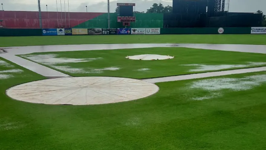 Terreno del estadio Kenny Serracín inundado