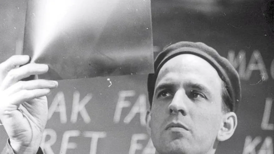 Foto de archivo tomada en 1957 del director de cine sueco Ingmar Bergman en Estocolmo (Suecia).