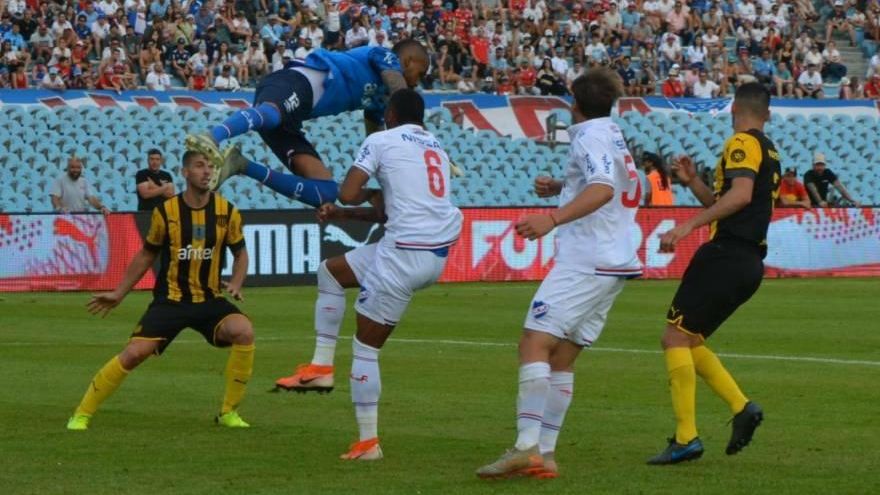 Nacional y Peñarol empataron sin goles y Luis "Manotas" Mejía con la atajada del clásico