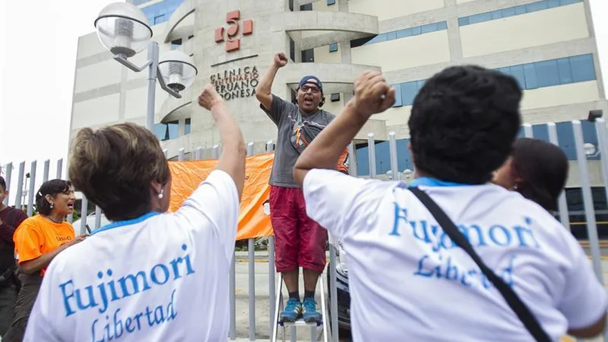 Simpatizantes del expresidente Alberto Fujimori celebran el indulto humanitario que le fue otorgado.