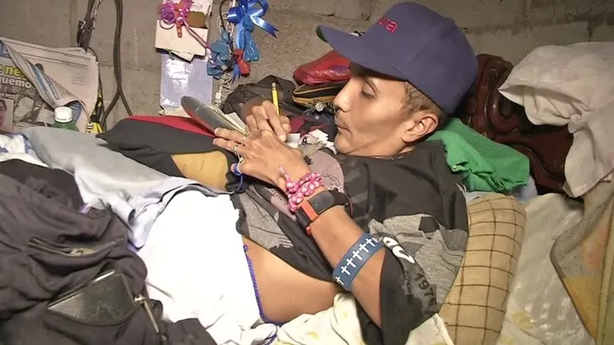 Poeta de 33 años continúa dedicándose a su arte, pese a estar en cama