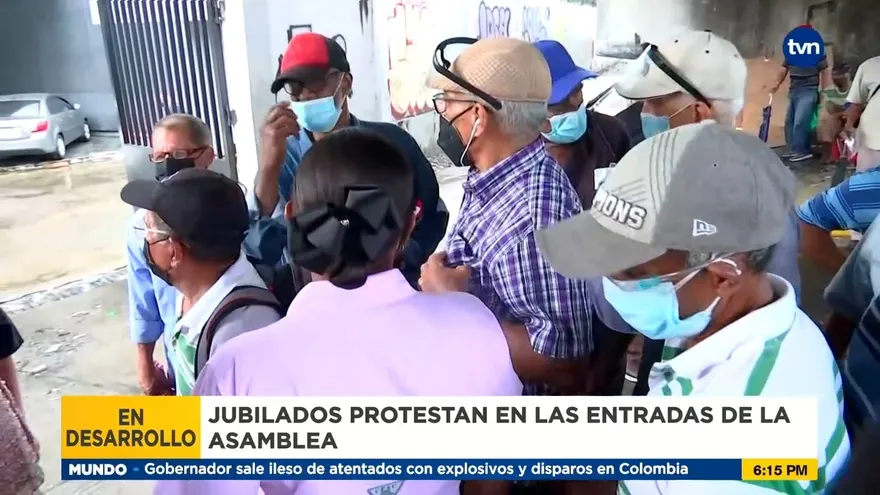Jubilados protestan en las entradas de la Asamblea