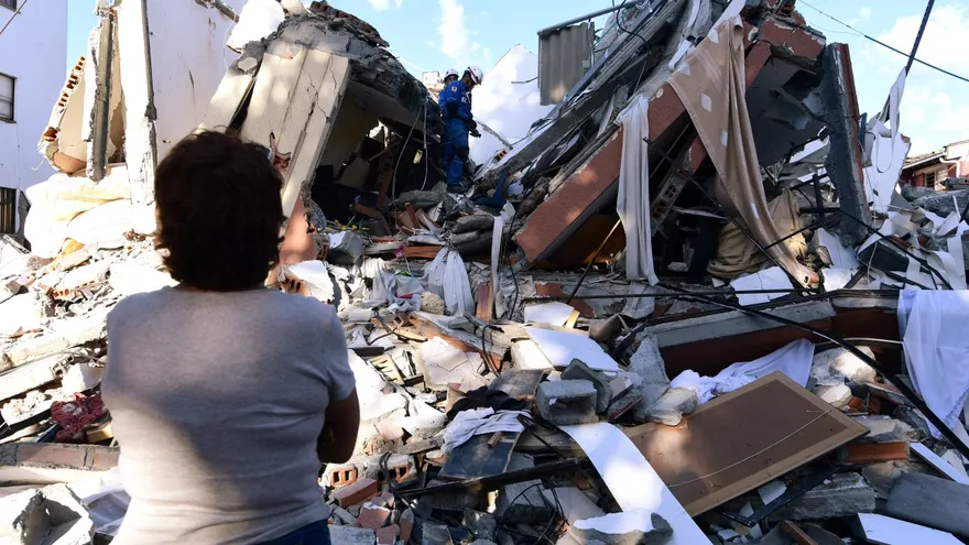 Una mujer mira los escombros de uno de los edificios que se derrumbó en Cali, Colombia.