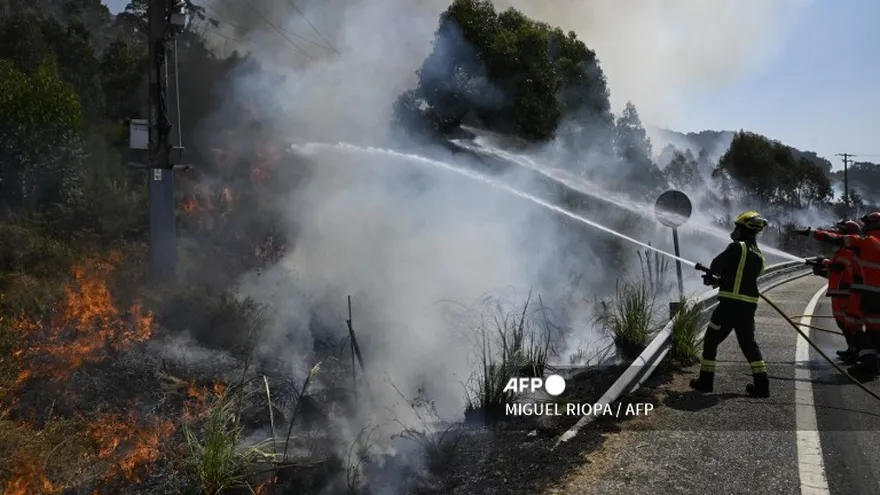 Bomberos combates incendios en España.