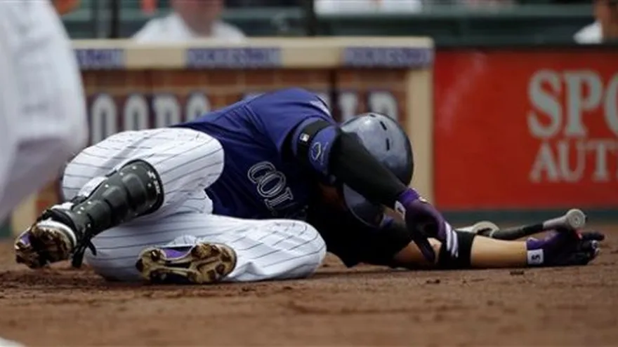 Carlos González se lesiona un pie