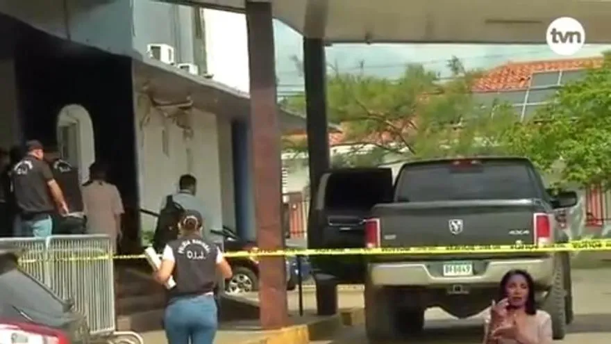 Hombre llega a cuartel de policía con una persona muerta en su auto