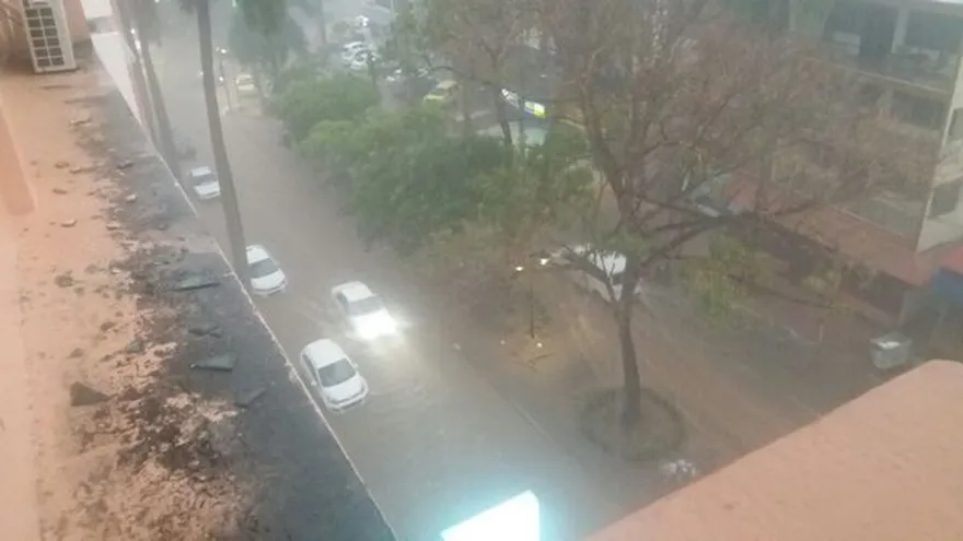 En vía Argentina los vehículos quedaron bajo el agua.