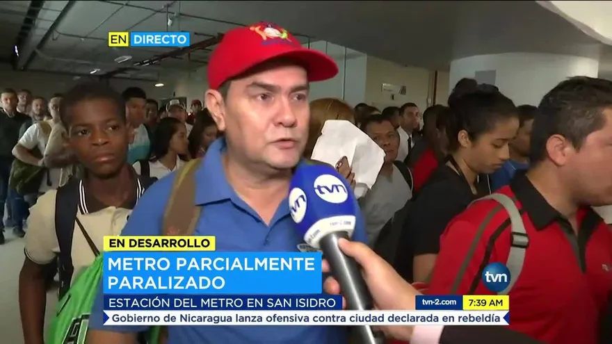 Cientos de afectados por fluctuación que mantuvo el servicio parcial del Metro