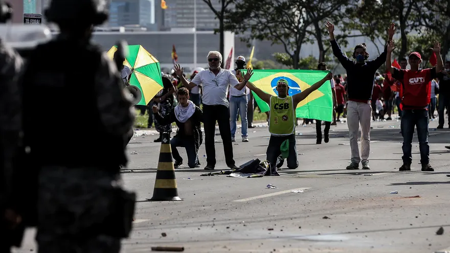 Manifestantes se enfrentaron con policías antimotines, el miércoles 24 de mayo