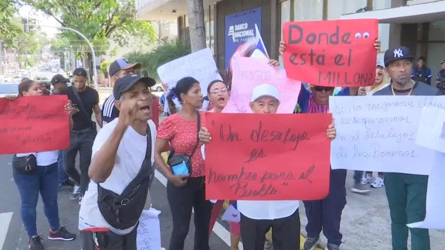 Buhoneros se manifiestan frente al Municipio de Panamá