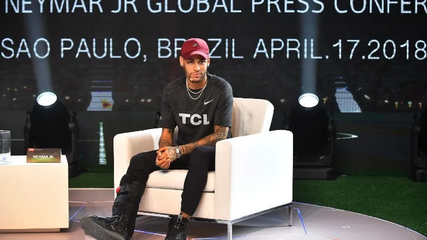 Neymar se presenta usando muletas en evento brasileño