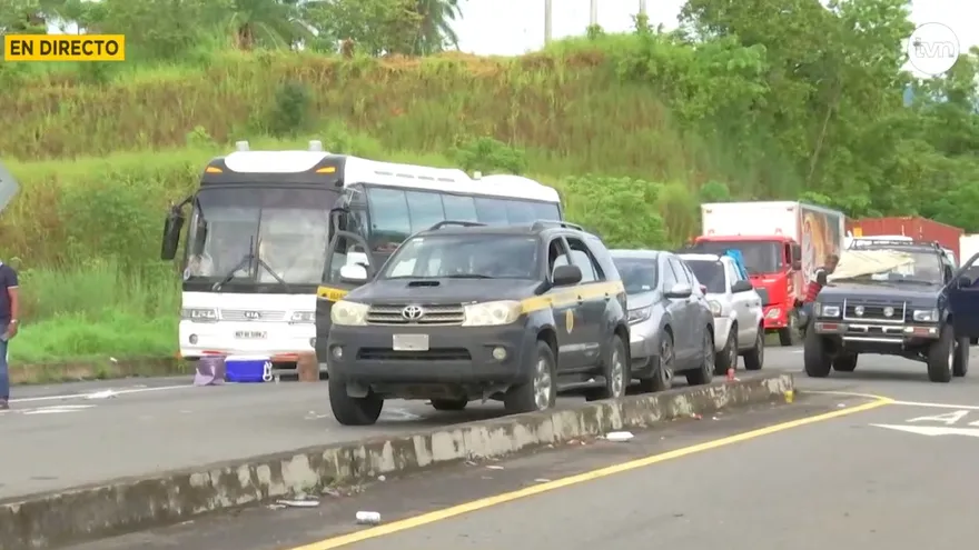 Camioneros piden a manifestantes dar paso para llevar productos