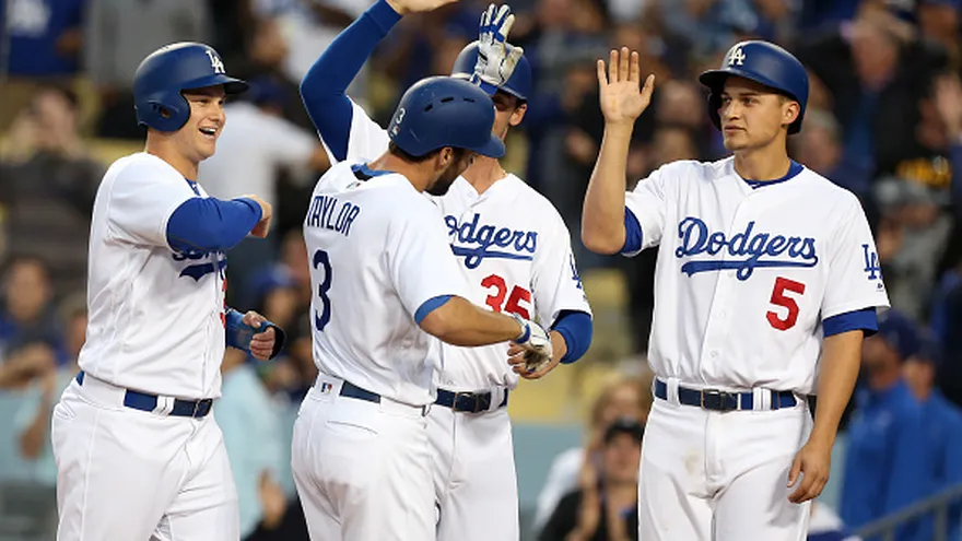 Chris Taylor (3) es felicitado por algunos de sus compañeros