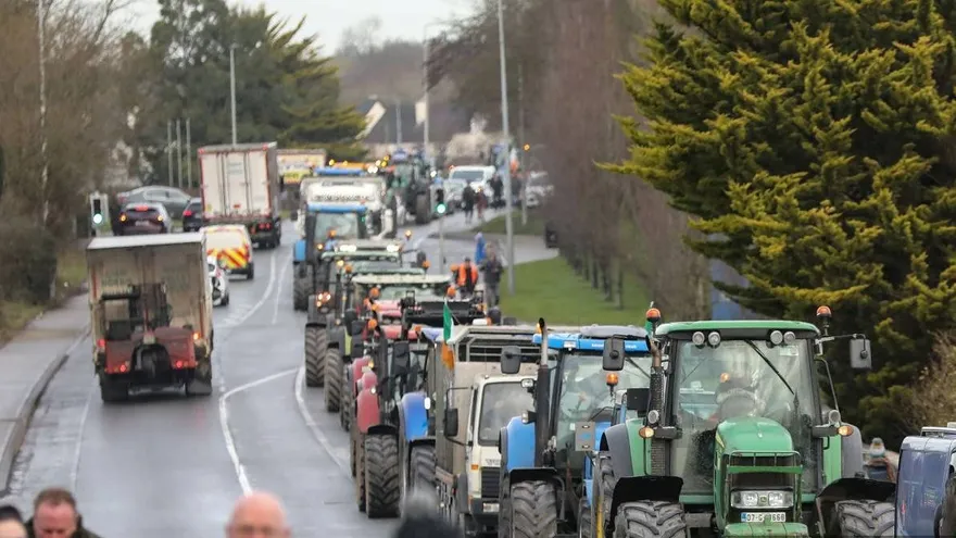Miles de agricultores irlandeses protestaron el sábado contra el acuerdo comercial UE-Mercosur, al día siguiente de que los Estados de la UE lo aprobaran pese a la oposición de varios países, entre ellos Irlanda.
