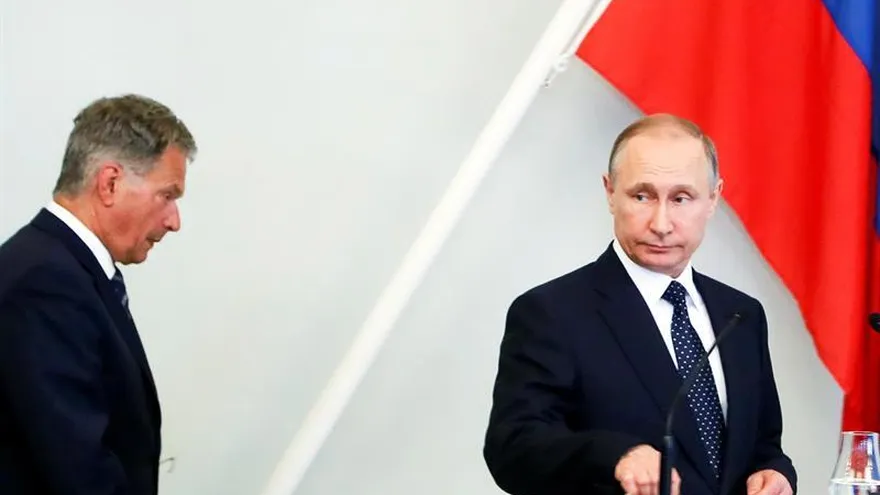 El presidente finlandés, Sauli Niinisto (i), y el presidente ruso, Vladímir Putin, durante una rueda de prensa conjunta tras su reunión en el Hotel Punkaharju en Punkaharj, Finlandia, hoy, 27 de julio de 2017.