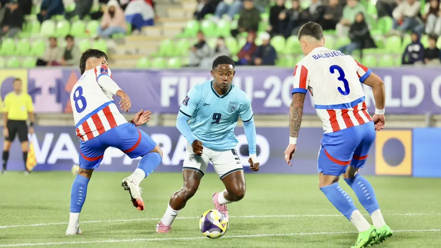 Gustavo Herrera (c), de la Selección Sub-20 de Panamá, intenta evadir la marca de dos jugadores paraguayos