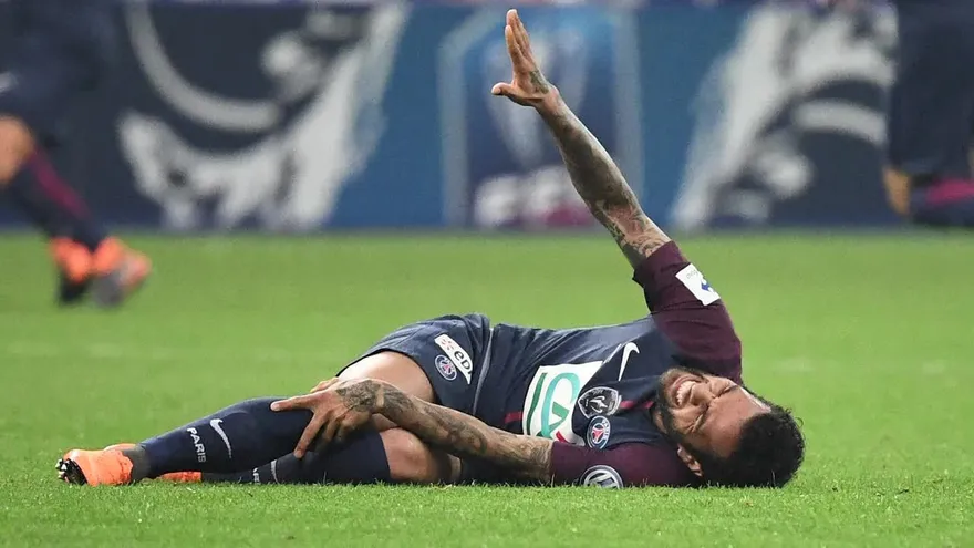 Dani Alves defensor brasileño se queda sin Mundial por lesión