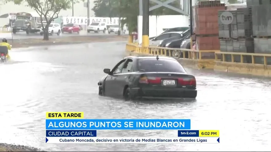 Lluvias inundan calles en la ciudad capital