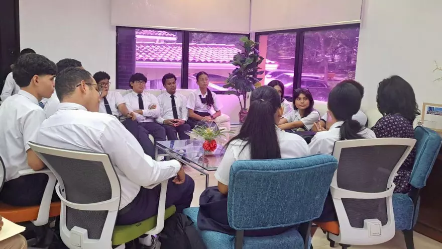 Ministra de Educación, Lucy Molinar en reunión con estudiantes líderes de diferentes plantes.