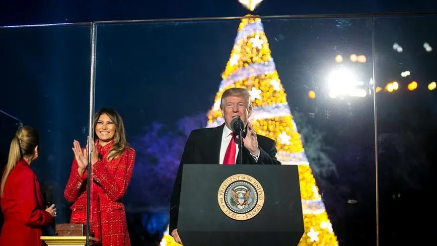 El presidente de los estados Unidos, Donald Trump (c), y la primera dama, Melania Trump (2-i), participan en la ceremonia de iluminación del Árbol Nacional de Navidad en el Elipse, al sur de la Casa Blanca.