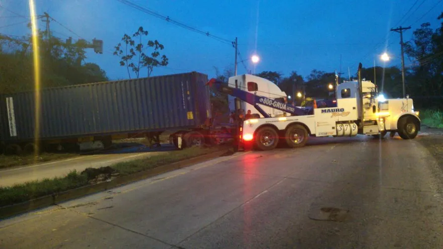 Reabren el paso por la Vía Centenario tras accidente de vehículo articulado