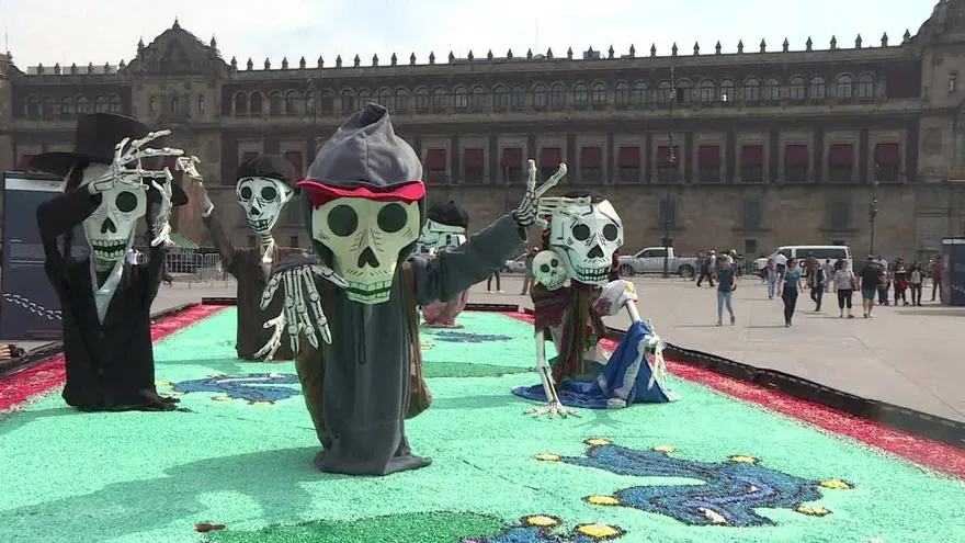 Ciudad de México dedica ofrenda de Día de Muertos a migrantes