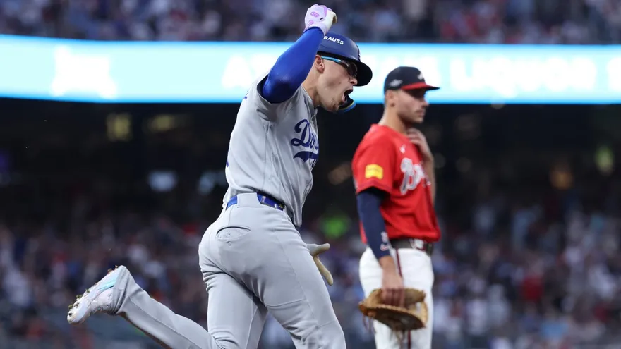 Enrique 'Kike' Hernández celebra tras conectar un cuadrangular ante los Bravos