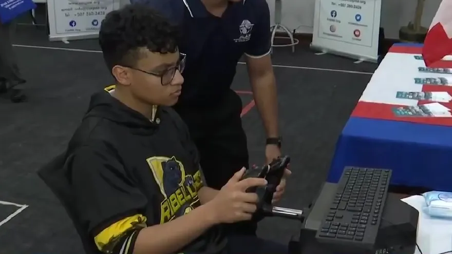 Estudiante en un simulador aéreo