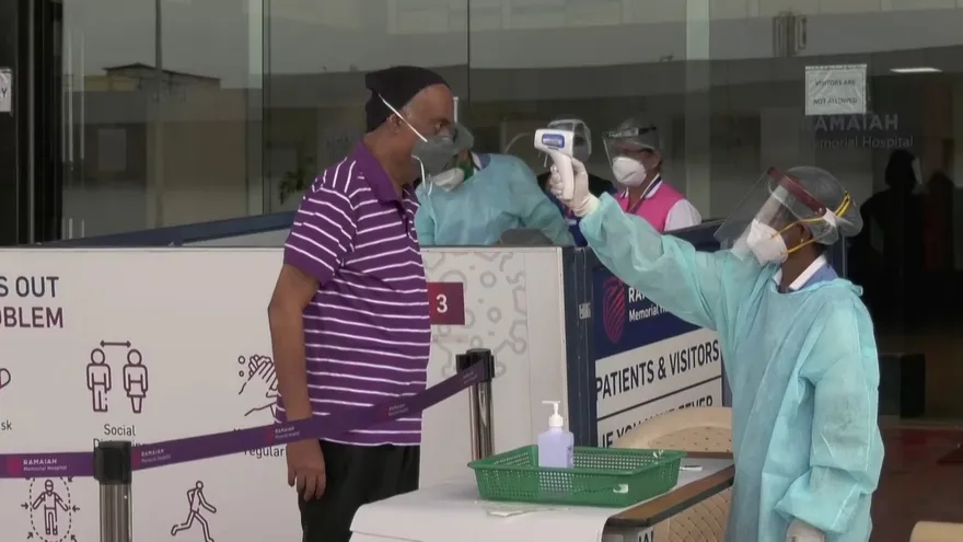 La covid-19 obliga a reconfinar a más de 130 millones en India y arrasa economías