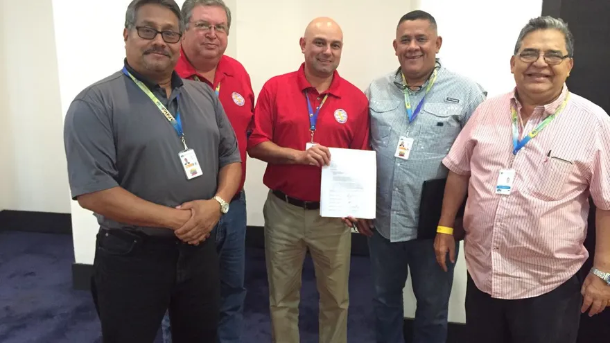 Danilo Velasco (c) ya tiene las credenciales de su nuevo cargo