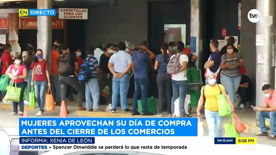 Mujeres aprovechan para realizar compras en San Miguelito