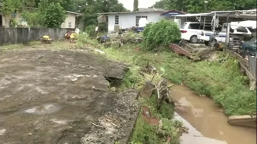 Residentes de Villa de Las Acacias afectados por construcciones