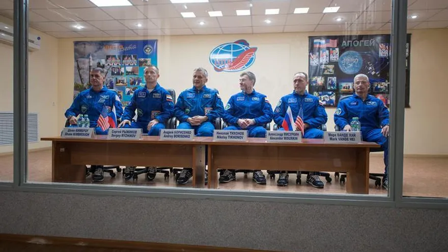 Fotografía facilitada por la NASA que muestra de izquierda a derecha al astronauta estadounidense de la NASA, Shane Kimbrough, el comandante ruso Serguéi Rizhikov (c, y al ingeniero ruso Andréi Borisenko, junto a los miembros de su equipo Nikolai Tikhonov of Roscosmos, Alexander Misurkin of Roscosmos, y Mark Vande Hei durante una rueda de prensa en el hotel Cosmonaut en Baikonur, Kazajistán.