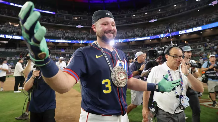 Cal Raleigh celebra tras conquistar el Home Run Derby 2025