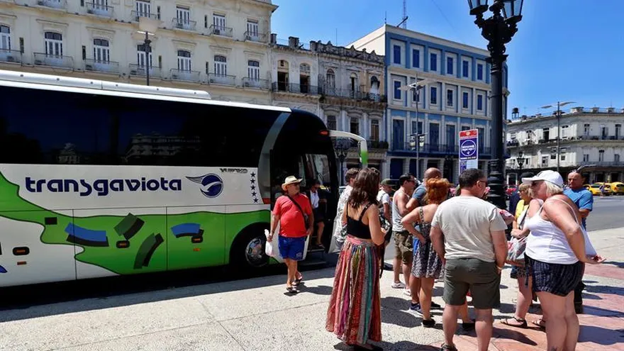 Turistas descienden de un autobús, ayer viernes, 15 de septiembre de 2018, en La Habana (Cuba).