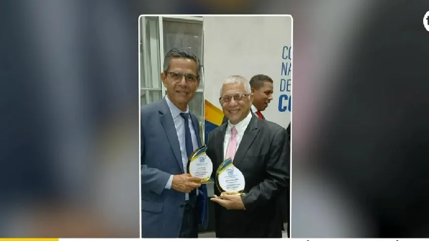 Los periodistas de TVN Media, Luis Jiménez y David Salayandia.