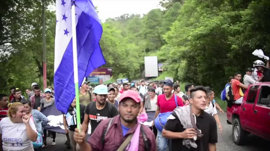 Caravana de migrantes hondureños cruza Guatemala hacia EEUU