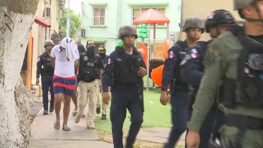 Operativo en Santa Ana deja cuatro aprehendidos, decomiso de drogas y armas