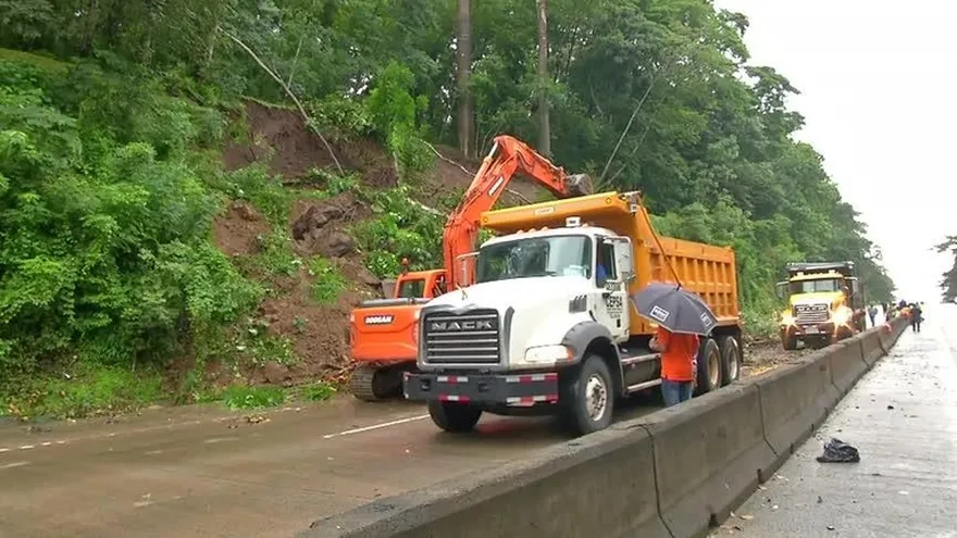 Cierre de dos paños por deslave en el Corredor Norte