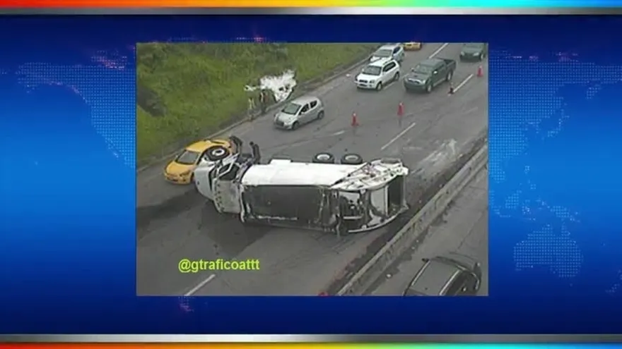 Vuelco de camión en vía Centenario genera tranque