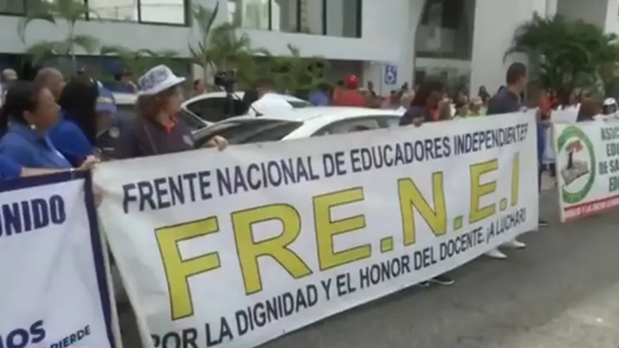 Docentes realizan protesta frente al MEF