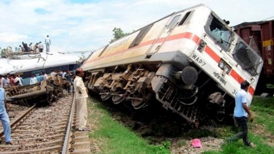 Mueren 20 por choque de trenes en norte de India
