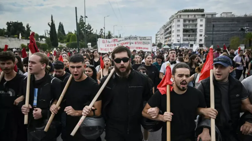 Una protesta durante una huelga de 24 horas contra los planes del gobierno de introducir una jornada laboral opcional de 13 horas, en Atenas