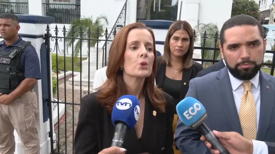 Diputados de Vamos denuncian al contralor por extralimitación de funciones ante el Ministerio Público.
