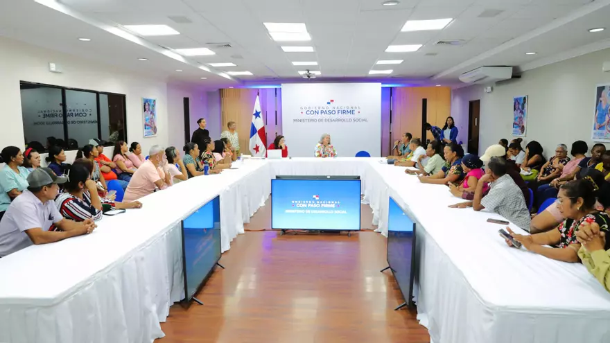 Ministra Beatriz Carles se reúne con exfuncionarios y presenta avances en el pago de prestaciones laborales