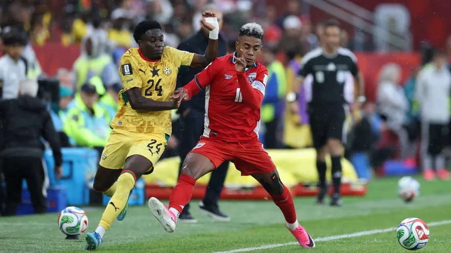 Edgar Yoel Bárcenas (d) en acción durante el partido del Mundial 2026 entre Panamá y Ghana