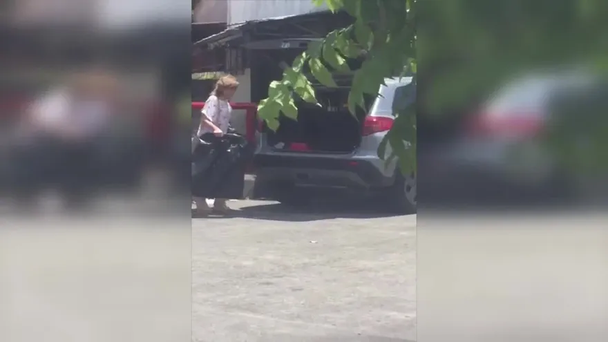 Sancionan a mujer por arrojar basura a una quebrada