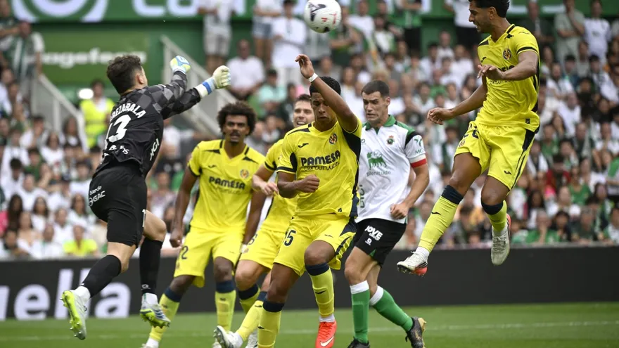 Villarreal y Racing de Santander en acción