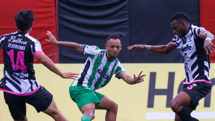 Acción del partido entre Alianza FC y Tauro FC