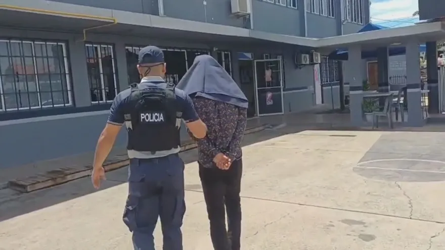 Un juez de garantías del Segundo Distrito Judicial de Coclé ordenó la detención provisional de un hombre de 25 años, imputado por el delito de femicidio doloso agravado y violencia de género, por el asesinato de una joven de 21 años ocurrido el 12 de octubre de 2025, en el corregimiento de Pocrí, distrito de Aguadulce.